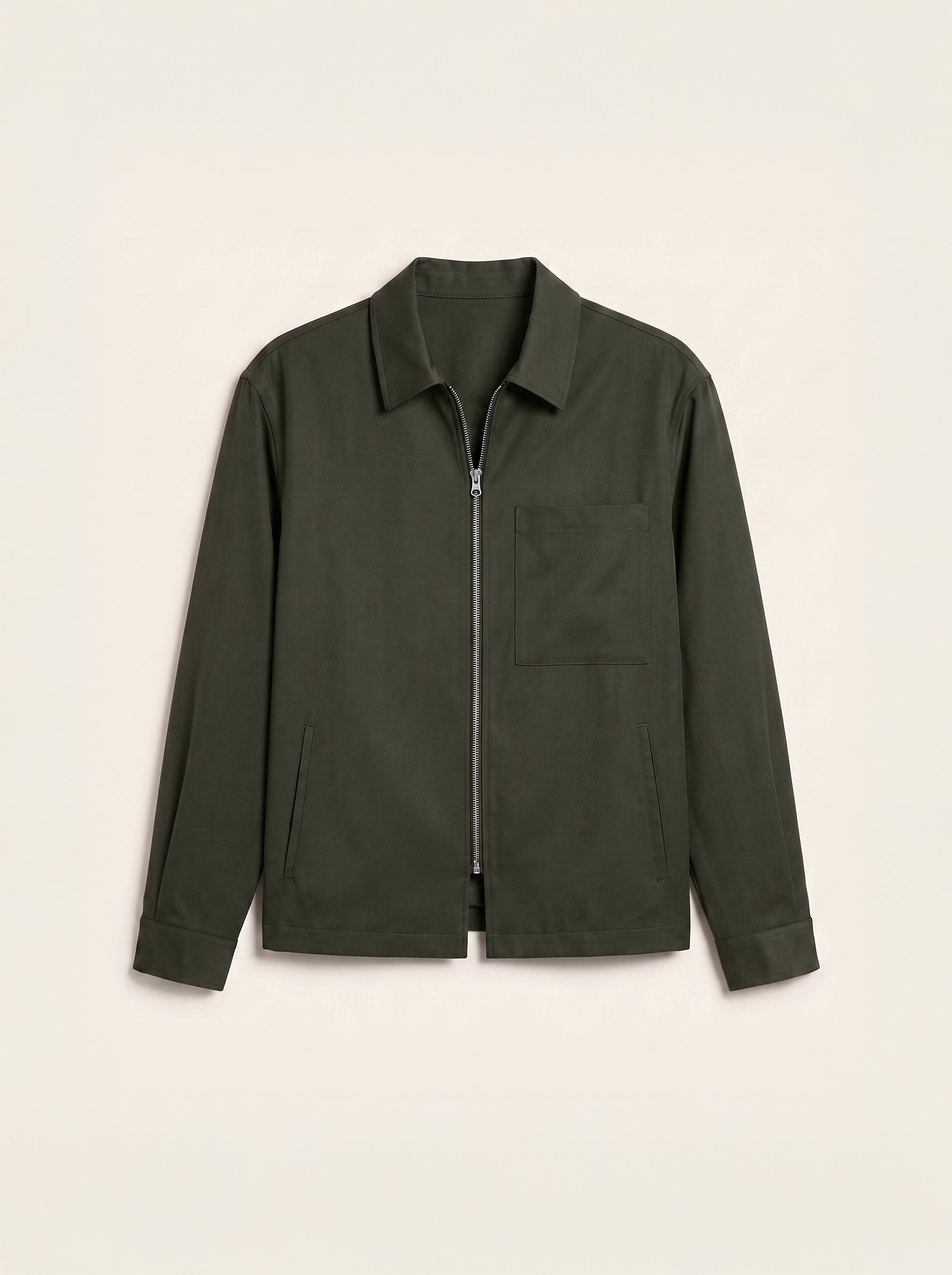 #Olive-Leaf_group An olive green utility jacket with a front zipper, collar, and chest pocket, displayed flat against a light beige background.