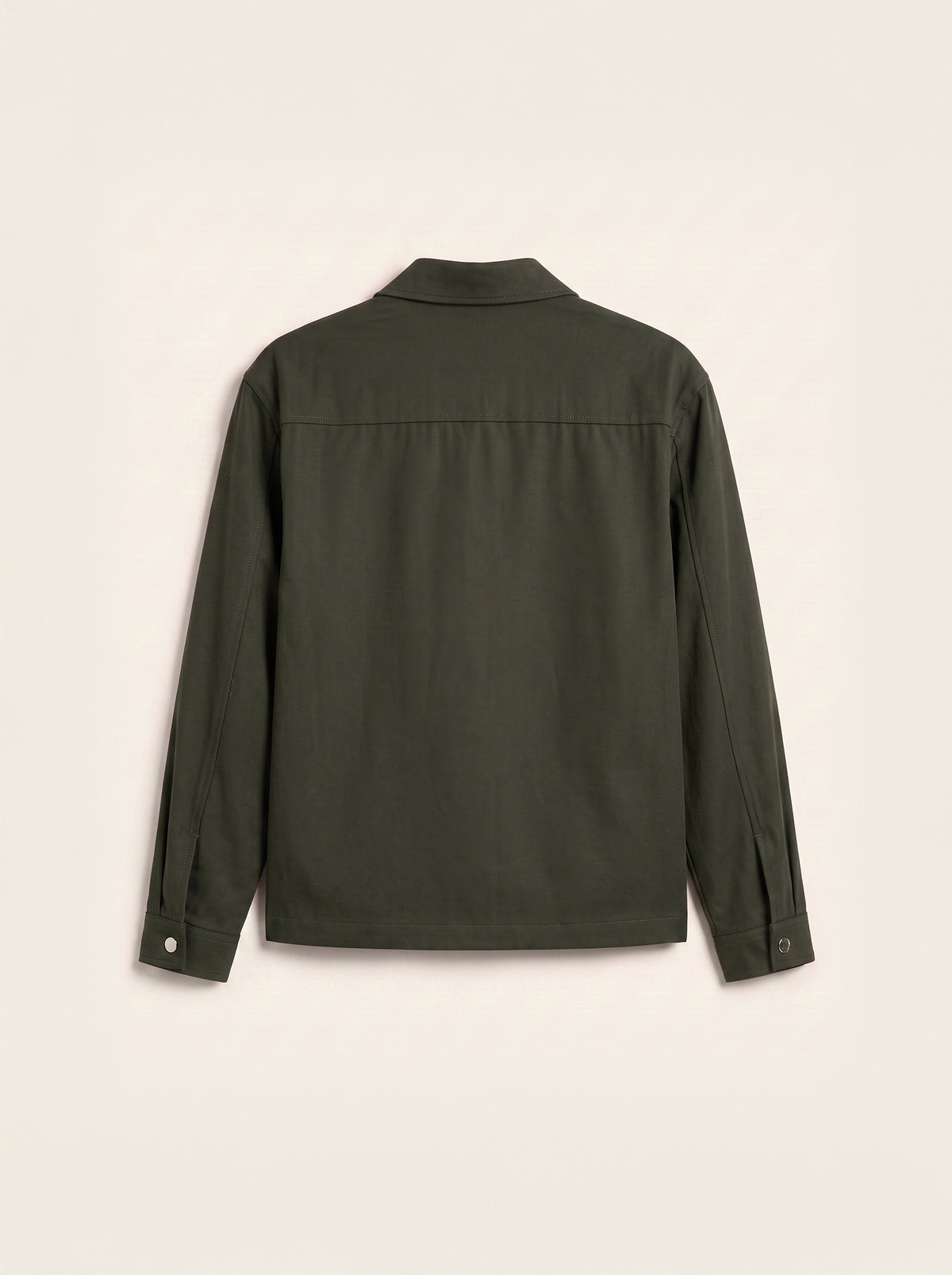 #Olive-Leaf_group An olive green long-sleeve shirt jacket shown from the back, featuring a collar and buttoned cuffs, laid flat against a light beige background.